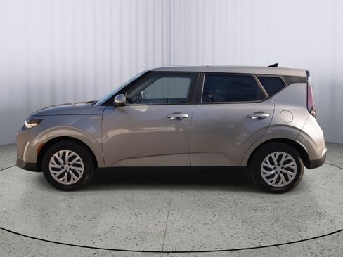 Used 2023 Kia Soul LX image 19