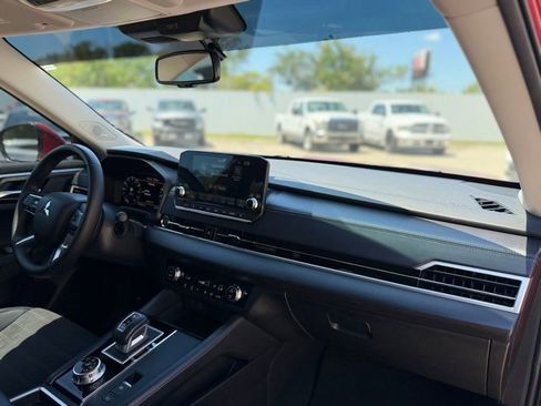 Used 2023 Mitsubishi Outlander SE image 14