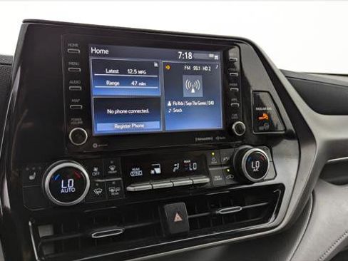 Used 2021 Toyota Highlander XLE image 24