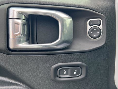 Used 2021 Jeep Gladiator Willys image 17