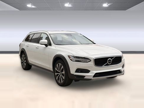 Certified 2025 Volvo V90 B6 Cross Country Plus image 7