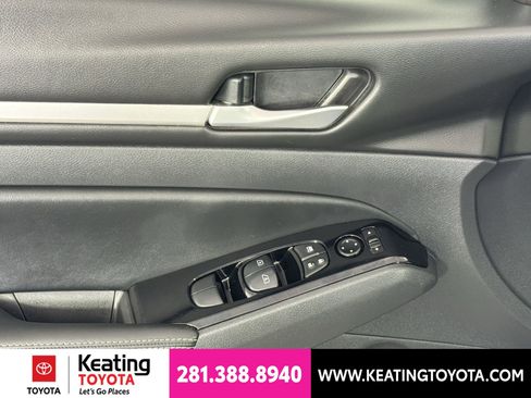 Used 2025 Nissan Altima 2.5 SL FWD image 12