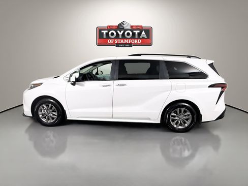 Used 2025 Toyota Sienna XLE w/ XLE Plus Package FWD image 4