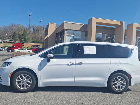 Used 2023 Chrysler Pacifica Touring-L image 6