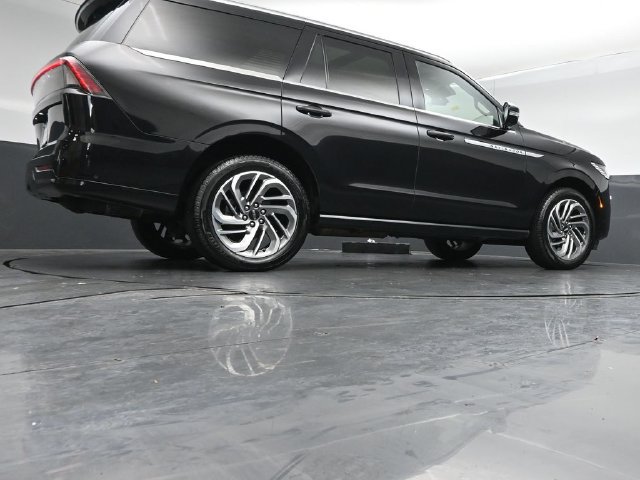 Certified 2025 Lincoln Navigator Reserve AWD/4WD image 44