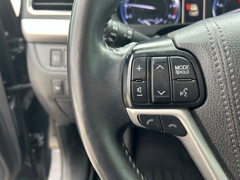 Used 2019 Toyota Highlander XLE FWD image 19