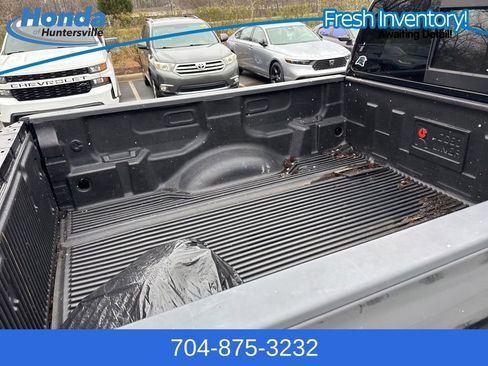 Used 2017 Nissan Titan SV image 10