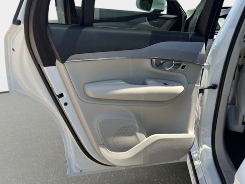 Used 2021 Volvo XC90 T5 Momentum w/ Climate Package FWD image 12