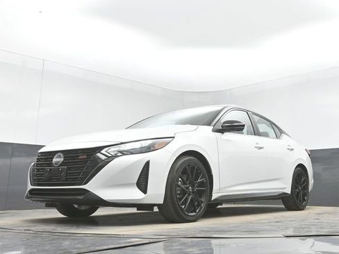 Used 2025 Nissan Sentra SR w/ SR Premium Package image 41