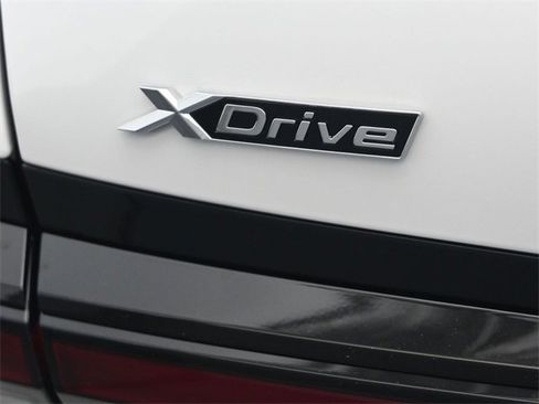 New 2026 BMW 750e xDrive w/ Premium Package image 16