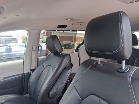 Used 2024 Chrysler Pacifica Touring-L FWD image 10
