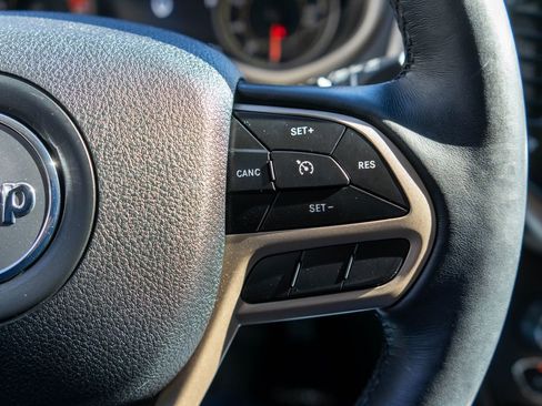Used 2018 Jeep Cherokee Limited w/ Luxury Group AWD/4WD image 18