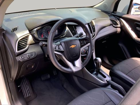 Used 2017 Chevrolet Trax LT w/ LT Convenience Package FWD image 18