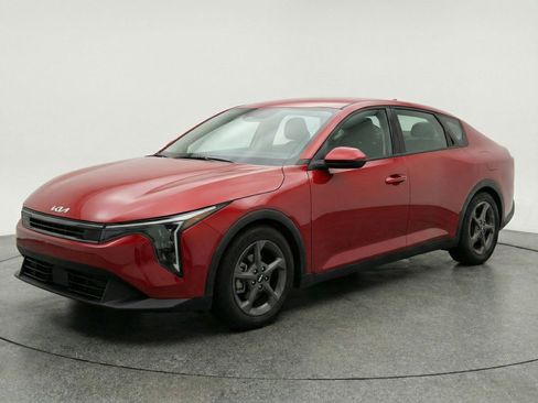 Used 2025 Kia K4 LXS image 2