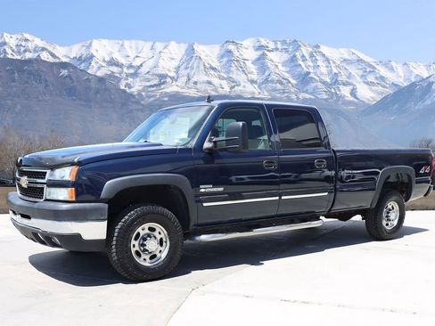 Used 2007 Chevrolet Silverado 2500 LT w/ Heavy-Duty Power Package AWD/4WD image 2