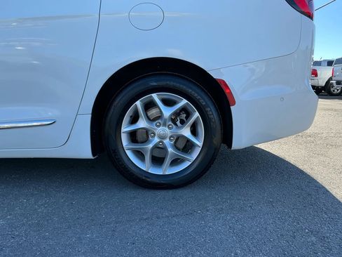 Used 2018 Chrysler Pacifica Touring-L w/ Advanced Safetytec Group image 11