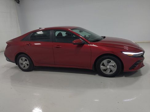 Used 2025 Hyundai Elantra SE FWD image 11