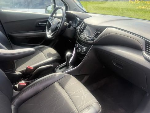 Used 2020 Chevrolet Trax LT w/ LT Convenience Package AWD/4WD image 2