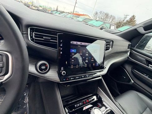 Used 2023 Jeep Wagoneer Series III w/ Preferred Equipment Group image 28