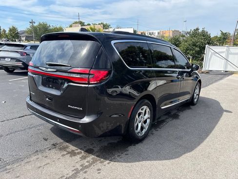 Used 2023 Chrysler Pacifica Limited FWD image 3