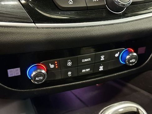 Used 2018 Buick Enclave Essence image 17