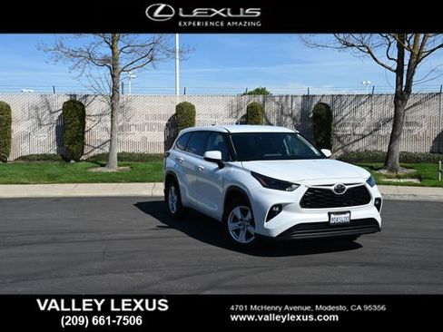 Used 2022 Toyota Highlander LE image 1