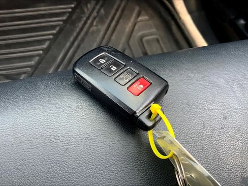 Used 2017 Toyota Highlander XLE image 14