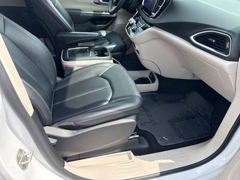 Used 2024 Chrysler Pacifica Touring-L FWD image 23