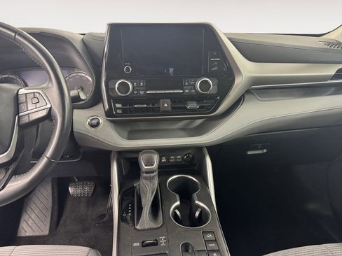 Used 2023 Toyota Highlander LE image 11