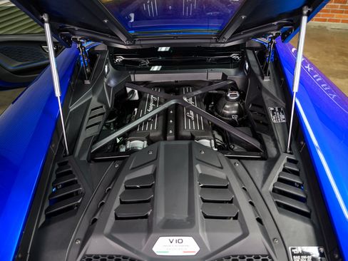 Used 2023 Lamborghini Huracan EVO image 16