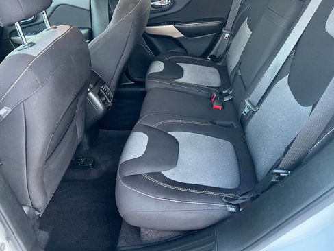 Used 2017 Jeep Cherokee Sport image 21