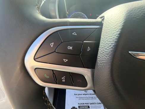 Used 2024 Chrysler Pacifica Touring-L FWD image 25
