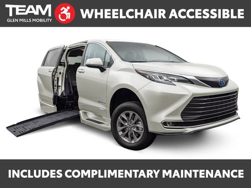 Used 2025 Toyota Sienna XLE w/ XLE Plus Package FWD image 1