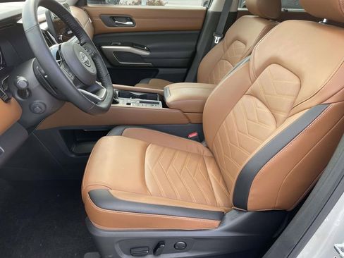 Used 2025 Nissan Pathfinder Platinum w/ Cargo Package image 14