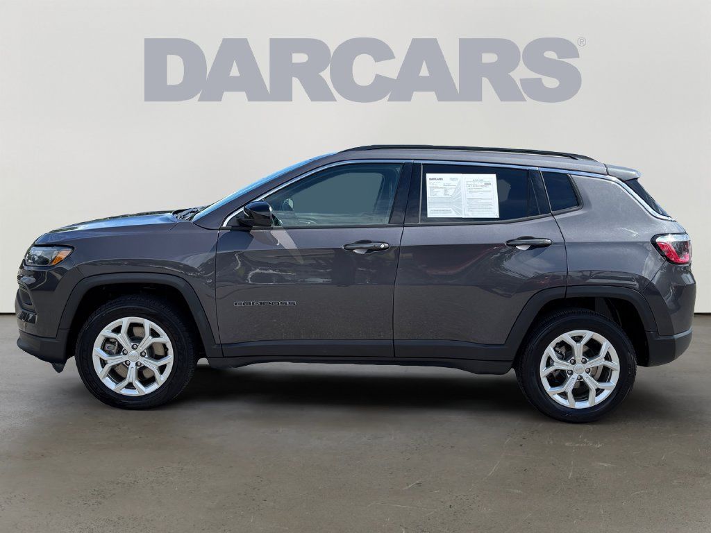 Used 2024 Jeep Compass Latitude AWD/4WD image 4