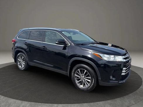 Used 2019 Toyota Highlander XLE AWD/4WD image 7