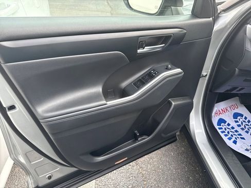 Used 2022 Toyota Highlander XLE image 8