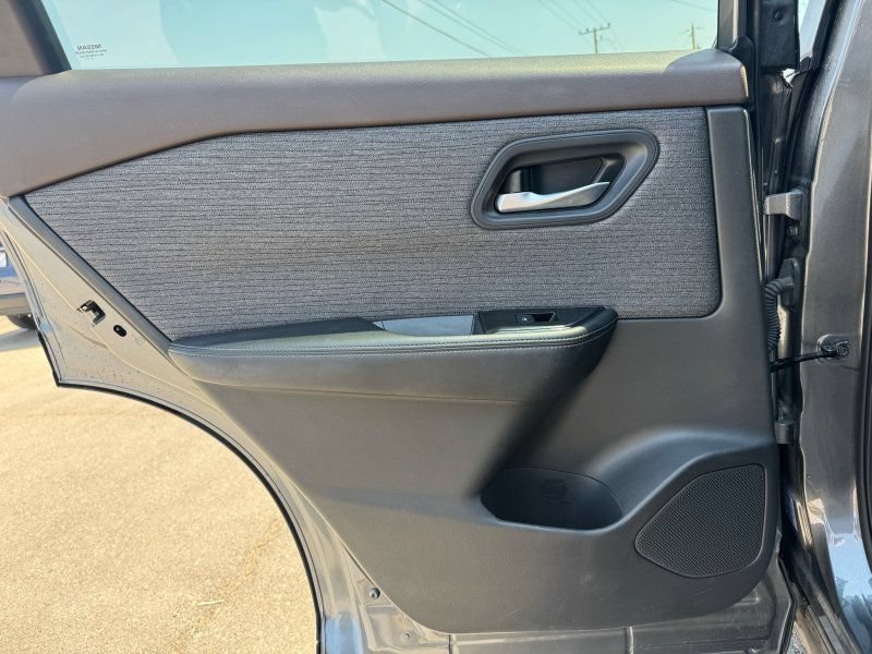 Used 2023 Nissan Rogue SV AWD/4WD image 16