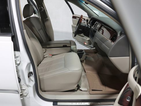 Used 2008 Lincoln Town Car Signature Limited RWD image 53