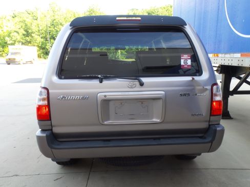 Used 2002 Toyota 4Runner SR5 AWD/4WD image 8