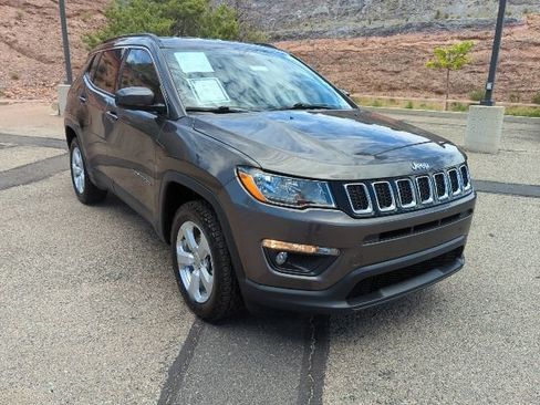 Used 2018 Jeep Compass Latitude w/ Popular Equipment Group AWD/4WD image 3