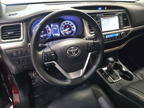 Used 2019 Toyota Highlander XLE AWD/4WD image 2