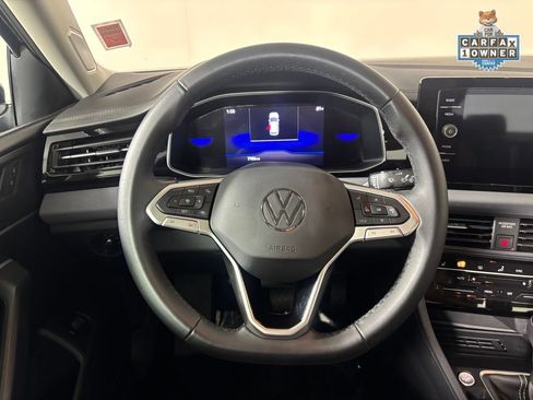 Used 2025 Volkswagen Jetta SE FWD image 16