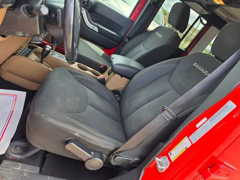 Used 2017 Jeep Wrangler Unlimited Sahara w/ Connectivity Group AWD/4WD image 6