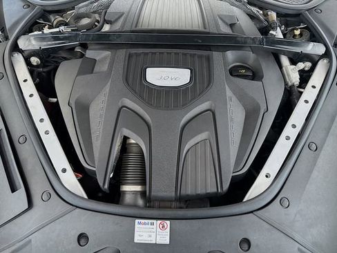 Used 2018 Porsche Panamera RWD image 32