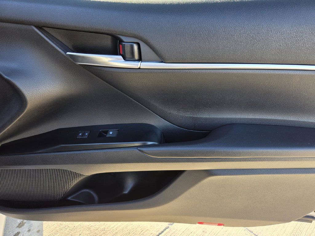 Used 2020 Toyota Camry LE FWD image 7