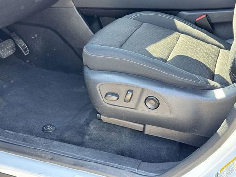 Used 2025 Chevrolet Traverse LT image 17