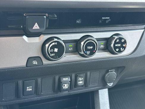 Used 2018 Toyota Tacoma SR5 RWD image 21