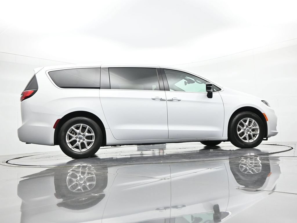 Used 2024 Chrysler Pacifica Touring-L FWD image 22