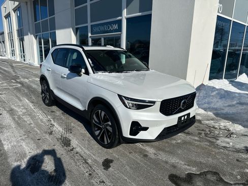 Used 2023 Volvo XC40 B5 Plus w/ Climate Package image 3